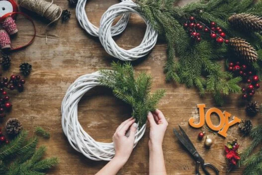 Kvinde der laver en julekrans til døren